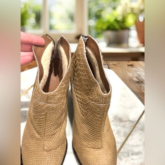 🔥 UGG Calf Hair Charlotte Embossed Bootie Boots Size 9.5 EU 40.5 - Picture 13 of 15